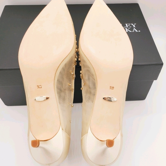 Badgley Mischka Onyx pumps, Ivory, NIB - Picture 8 of 8